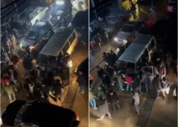 شاهد.. سكان بلدة لبنانية يوقفون سيارة بداخلها 13 من عناصر وضباط الأسد هاربين من سوريا إلى لبنان