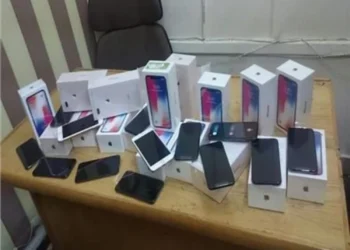 السلطات المصرية تفرض رسوم جمركية بنسبة 38.5% على أي جهاز محمول إضافي مع المسافرين