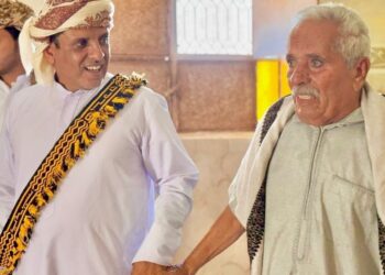 الشيخ راجح باكريت يزور اللواء الركن أحمد ناصر خميس الدغاري بشبوة