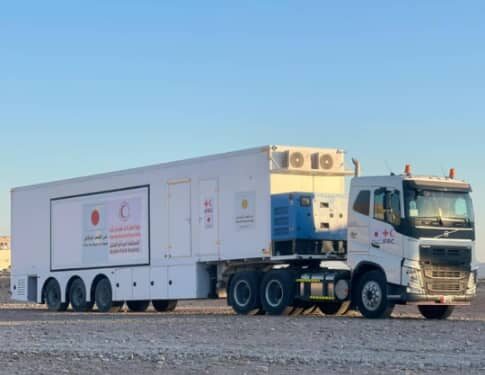 رئيس لجنة التخطيط بالمجلس المحلي ومديرمكتب الصحه حبان يدشنان عمل المستشفى الميداني المتنقل في مديرية حبان.