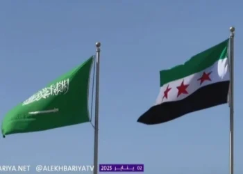 شاهد.. وزارة الخارجية في الرياض ترفع أعلام سوريا تزامنا مع وصول وفد الإدارة السورية الجديدة لمقرها