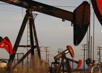 النفط يواصل خسائره مع ارتفاع مخزونات الوقود الأميركية