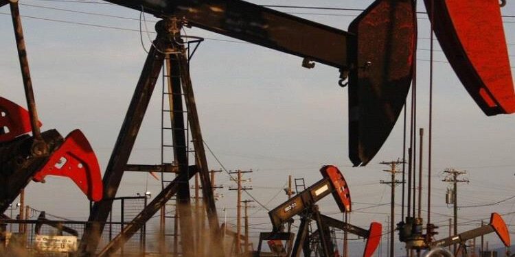 النفط يواصل خسائره مع ارتفاع مخزونات الوقود الأميركية