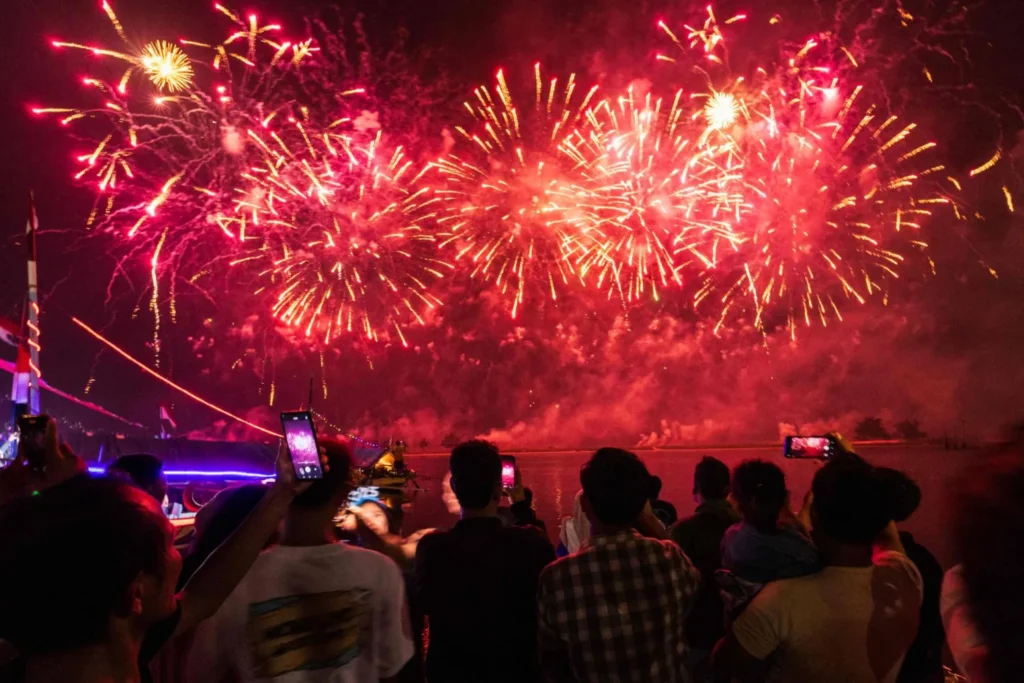 دول العالم تستقبل 2025 (صور) 21 دول العالم تستقبل 2025 (صور)