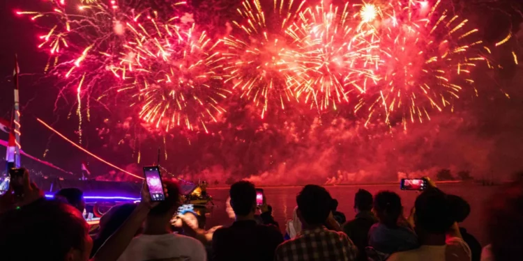 دول العالم تستقبل 2025 (صور) دول العالم تستقبل 2025 (صور)