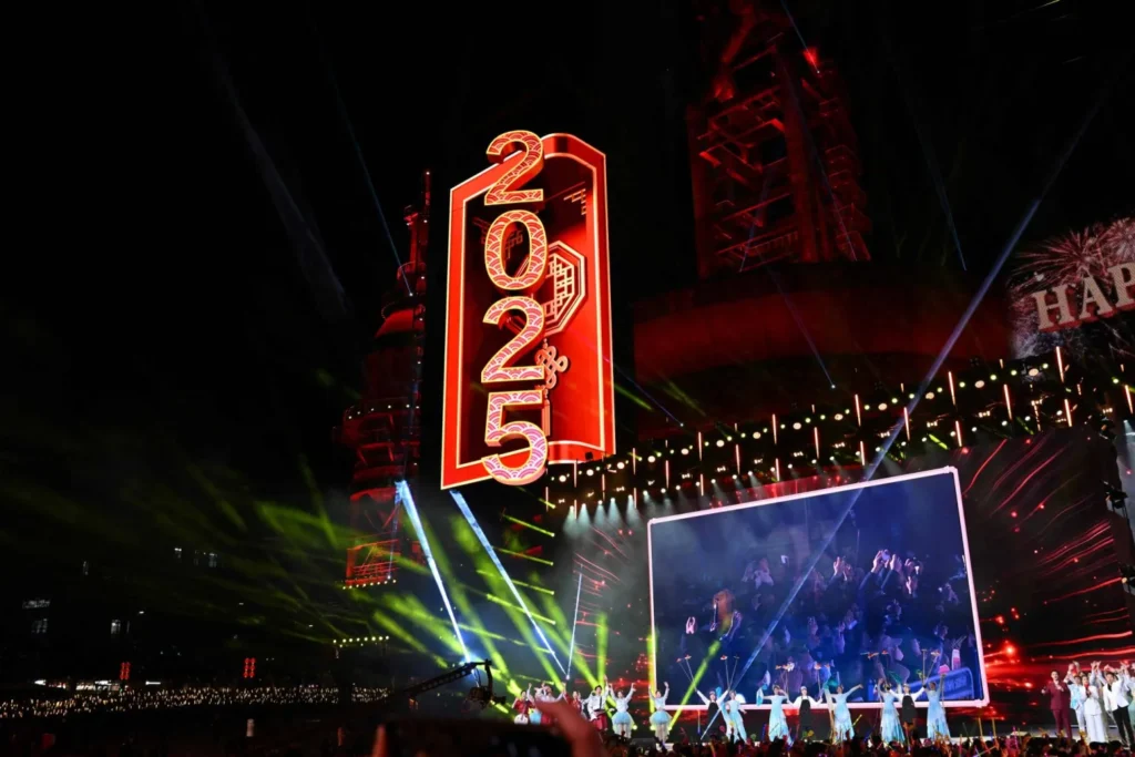 دول العالم تستقبل 2025 (صور) 24 دول العالم تستقبل 2025 (صور)