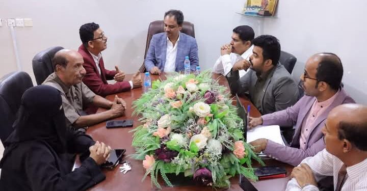 فريق التواصل وتعزيز الوعي السياسي بالانتقالي يناقش مع مدير الشؤون الاجتماعية تفعيل النقابات بحضرموت