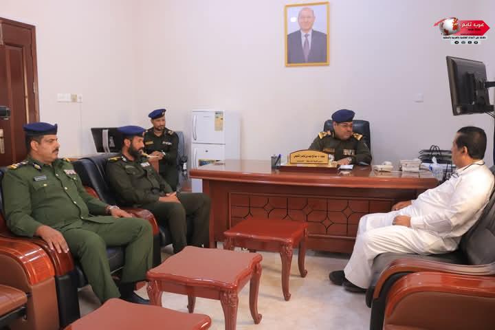 عضو مجلس أمناء مؤسسة حضرموت تنمية بشرية يزور كلية الشرطة حضرموت