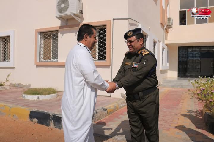 عضو مجلس أمناء مؤسسة حضرموت تنمية بشرية يزور كلية الشرطة حضرموت