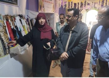 مدير عام المنصورة يشيد بالمستوى الإبداعي والجودة العالية للمنتجات بمعرض مشاغل الخياطة