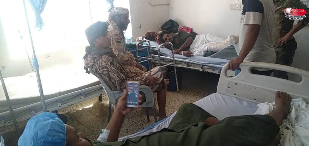 العميد معوضة يطمئن على جرحى معركة مريس ويوجه بتقديم الرعاية الصحية الكاملة 2 العميد معوضة يطمئن على جرحى معركة مريس ويوجه بتقديم الرعاية الصحية الكاملة