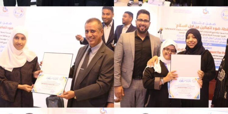 د/الشاعري و د/نجوى يفتتحان المعرض التسويقي لاعمال التحف الحرفية و الرسومات التشكيلية المعبرة عن السلام د/الشاعري و د/نجوى يفتتحان المعرض التسويقي لاعمال التحف الحرفية و الرسومات التشكيلية المعبرة عن السلام