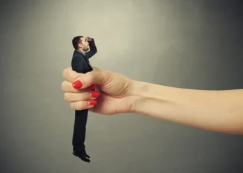 لماذا يخشى الرجل من المرأة القوية المتمكنة؟!