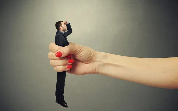 لماذا يخشى الرجل من المرأة القوية المتمكنة؟!