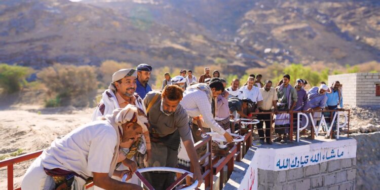 وكيل محافظة شبوه ومدير عام بيحان ومدير المنطقه الفرعيه لمشروع الاشغال العامه يتسلمون قناة الديه الزراعيه بعد تأهيلها وكيل محافظة شبوه ومدير عام بيحان ومدير المنطقه الفرعيه لمشروع الاشغال العامه يتسلمون قناة الديه الزراعيه بعد تأهيلها