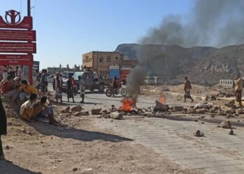 احتجاجات عارمة في المسيمير بسبب الاعتداء على عامل إغاثي وفشل السلطات في حماية نقاط الصرف