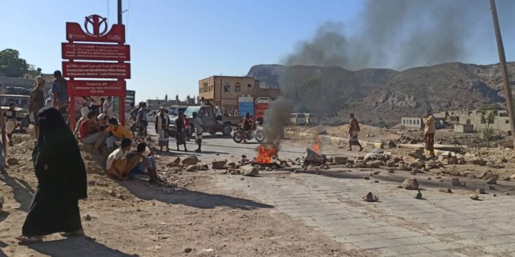 احتجاجات عارمة في المسيمير بسبب الاعتداء على عامل إغاثي وفشل السلطات في حماية نقاط الصرف احتجاجات عارمة في المسيمير بسبب الاعتداء على عامل إغاثي وفشل السلطات في حماية نقاط الصرف