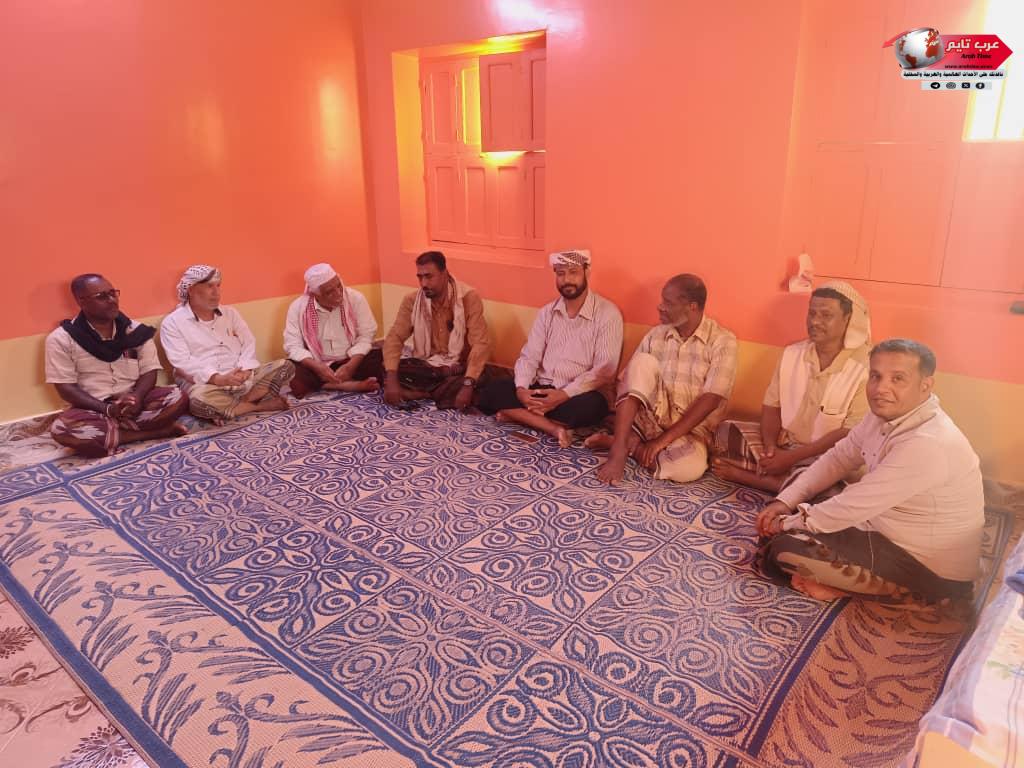 قيادة انتقالي الشحر في زيارة تفقدية للكابتن والشخصية التربوية عبدالله براهم