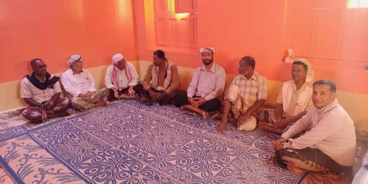 قيادة انتقالي الشحر في زيارة تفقدية للكابتن والشخصية التربوية عبدالله براهم