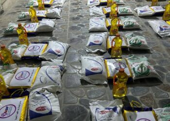 مؤسسة ريما الطبية التنموية تدعم الاسر المحتاجة و الفقيرة و دور الأيتام في بالعاصمة عدن بالسلل الغذائية.