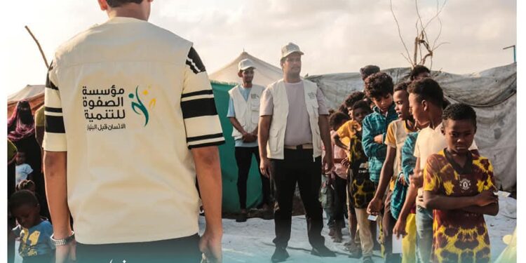 مؤسسة الصفوة للتنمية توزّع كسوة العيد على الأطفال والأسر الأشد فقراً بالعاصمة عدن