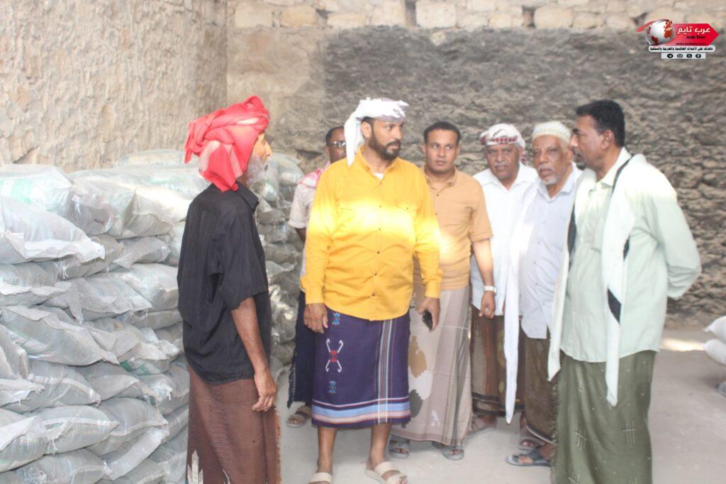 انتقالي الشحر يدشن توزيع السلال الغذائية على أسر الشهداء والمحتاجين بالمديرية