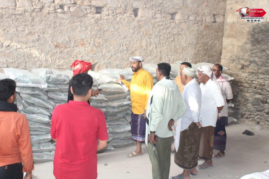 انتقالي الشحر يدشن توزيع السلال الغذائية على أسر الشهداء والمحتاجين بالمديرية 2 انتقالي الشحر يدشن توزيع السلال الغذائية على أسر الشهداء والمحتاجين بالمديرية