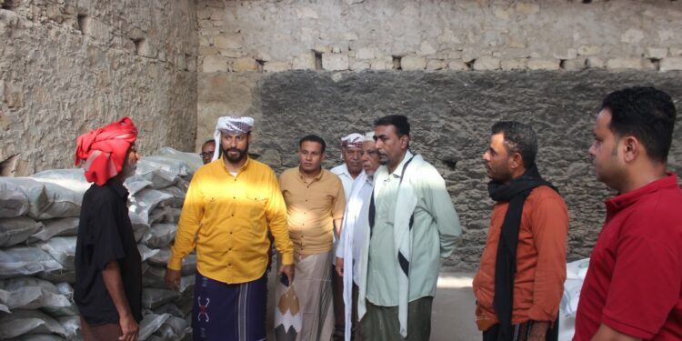 انتقالي الشحر يدشن توزيع السلال الغذائية على أسر الشهداء والمحتاجين بالمديرية انتقالي الشحر يدشن توزيع السلال الغذائية على أسر الشهداء والمحتاجين بالمديرية