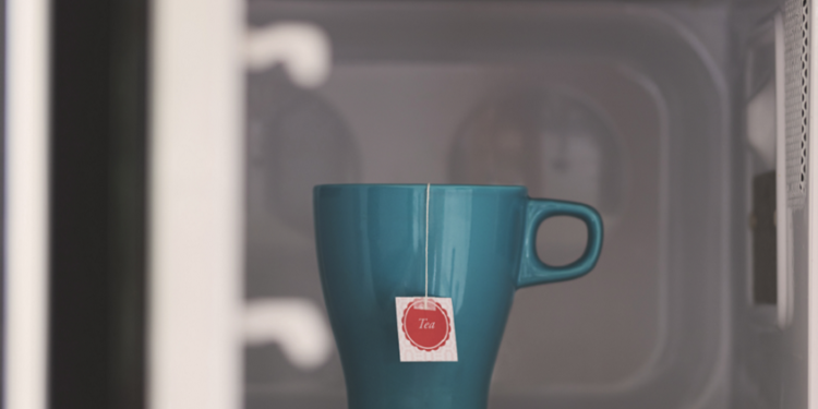 جدل علمي حول تسخين الشاي في الميكروويف