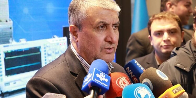 رئيس منظمة الطاقة الذرية الإيرانية: نعتزم إزاحة الستار عن إنجازات نووية جديدة غدا رئيس منظمة الطاقة الذرية الإيرانية: نعتزم إزاحة الستار عن إنجازات نووية جديدة غدا