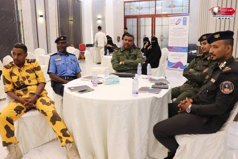 مدير كلية الشرطة حضرموت يشهد ورشة نقاشية حول تعزيز آليات التنسيق بين الأجهزة الأمنية واللجان المجتمعية بمدينة المكلا