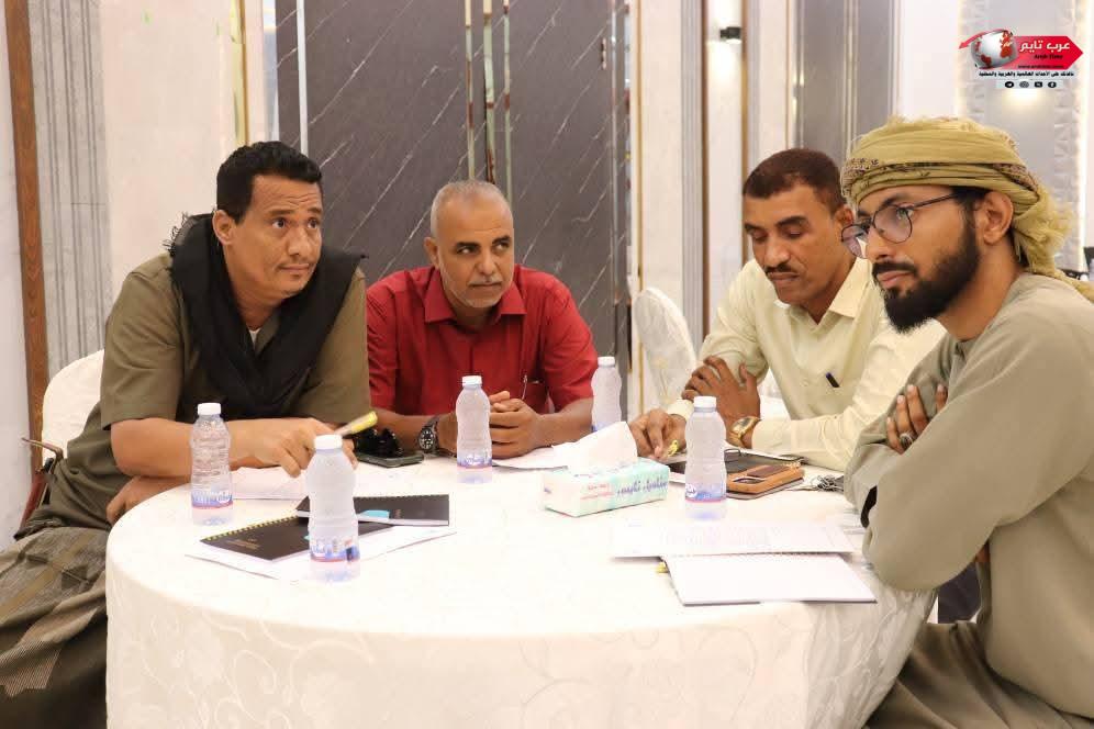 مدير كلية الشرطة حضرموت يشهد ورشة نقاشية حول تعزيز آليات التنسيق بين الأجهزة الأمنية واللجان المجتمعية بمدينة المكلا