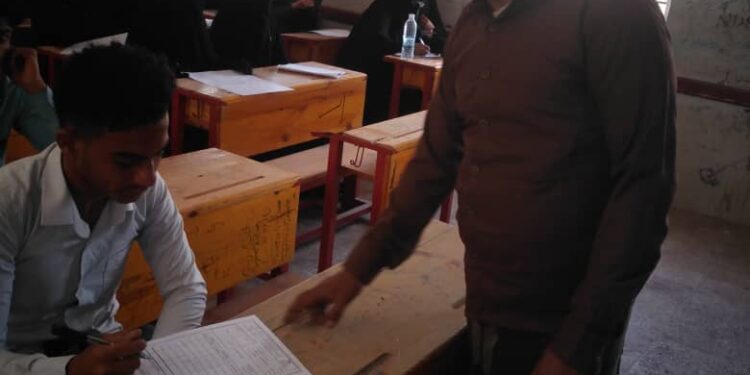 القيادي الفتاحي يدشن امتحانات الثانوية العامة في مركز حبيل حنش بالمسيمير لحج