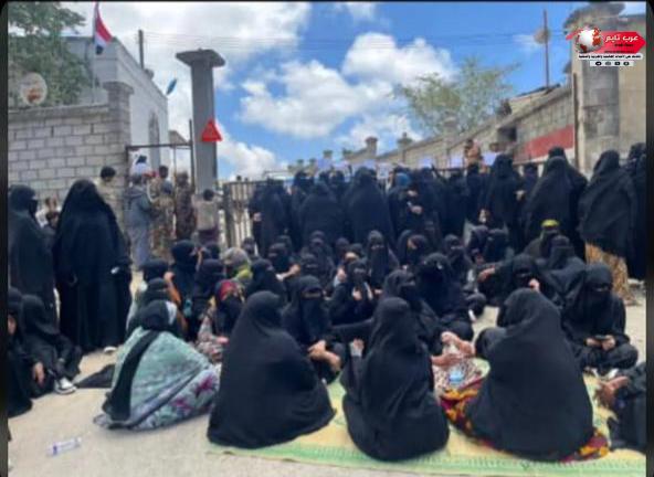 نساء المهرة ينظمن وقفة احتجاجية تؤدي إلى إغلاق منفذ صرفيت الحدودي مع سلطنة عمان احتجاجاً على تردي الكهرباء