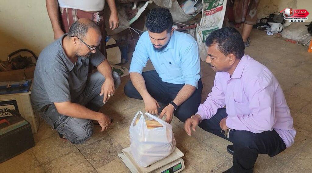 بعد أن رفع بعض الأفران سعر قرص الروتي إلى "100" ريال مدير عام المنصورة يوجه بضبط الأفران المخالفة لتسعيرة بيع "الروتي" 2 بعد أن رفع بعض الأفران سعر قرص الروتي إلى "100" ريال مدير عام المنصورة يوجه بضبط الأفران المخالفة لتسعيرة بيع "الروتي"