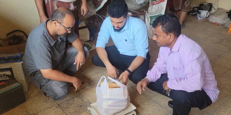 بعد أن رفع بعض الأفران سعر قرص الروتي إلى “100” ريال مدير عام المنصورة يوجه بضبط الأفران المخالفة لتسعيرة بيع “الروتي” بعد أن رفع بعض الأفران سعر قرص الروتي إلى “100” ريال مدير عام المنصورة يوجه بضبط الأفران المخالفة لتسعيرة بيع “الروتي”