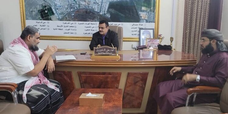 خلال لقائة بمدير عام الأوقاف والإرشاد بعدن مدير عام المنصورة يؤكد أهمية دور خطباء المساجد في توعية المجتمع ومحاربة الظواهر السلبية