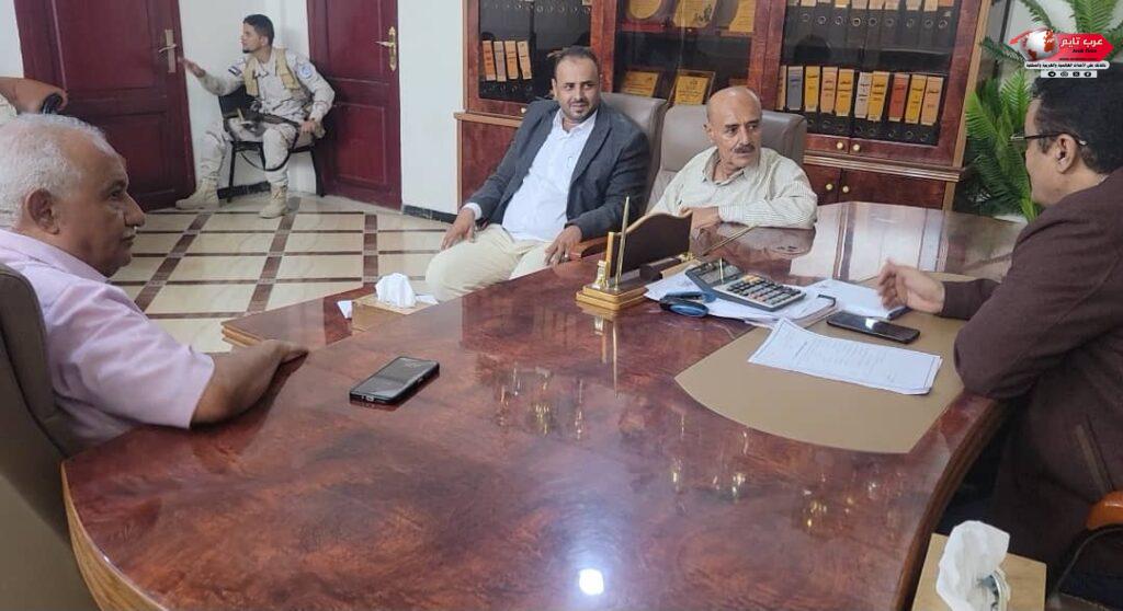 خلال لقائه بمدير عام مكتب السياحة بعدن مديرالمنصورة يناقش سير النشاط السياحي بالمديرية