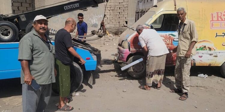 تواصل أعمال حملة رفع السيارات المتهالكة في مديرية المنصورة تواصل أعمال حملة رفع السيارات المتهالكة في مديرية المنصورة