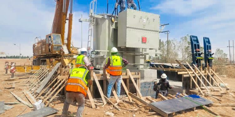 بدعم إماراتي بدء تركيب محطات التحويل في مشروع الطاقة الشمسية بشبوة بدعم إماراتي بدء تركيب محطات التحويل في مشروع الطاقة الشمسية بشبوة