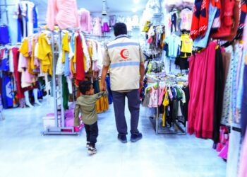 هلال الإمارات يبدأ توزيع كسوة العيد على الأيتام في شبوة