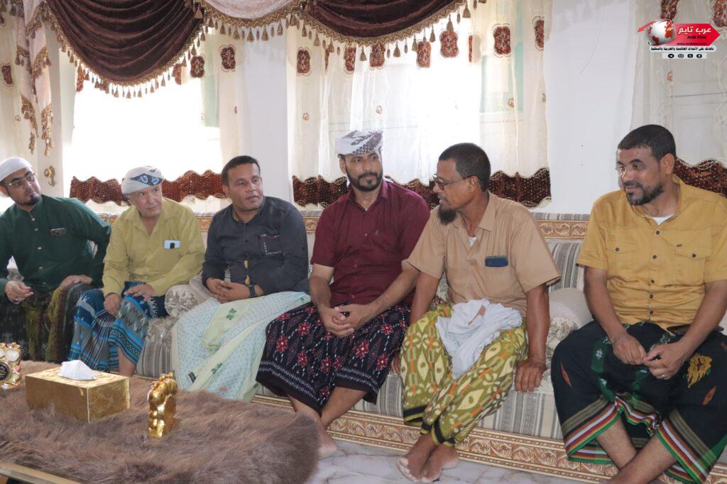 قيادة انتقالي الشحر تزور نوخذة عبري الميمون 1 وتطمئن على سلامتهم 2 قيادة انتقالي الشحر تزور نوخذة عبري الميمون 1 وتطمئن على سلامتهم