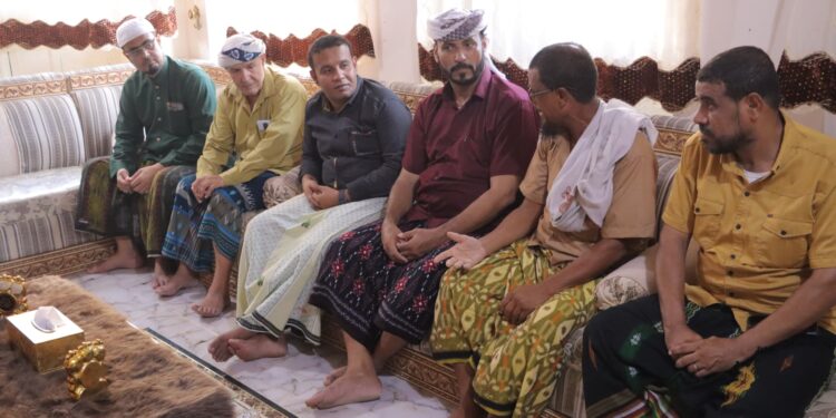 قيادة انتقالي الشحر تزور نوخذة عبري الميمون 1 وتطمئن على سلامتهم