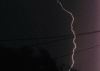 العاصمة عدن تنتعش تحت زخات المطر… بعد برق ورعد هزّا سماء العاصمة