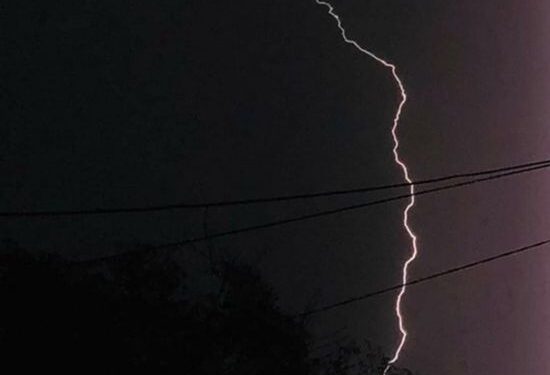 العاصمة عدن تنتعش تحت زخات المطر… بعد برق ورعد هزّا سماء العاصمة العاصمة عدن تنتعش تحت زخات المطر… بعد برق ورعد هزّا سماء العاصمة