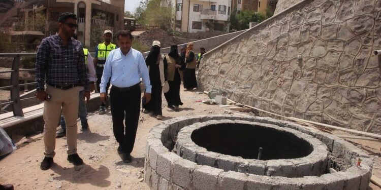 الزامكي يتفقد اللمسات الأخيرة لمشروع حديقة شلالات عقبة المعلا المموّل من السلطة المحلية بالعاصمة عدن