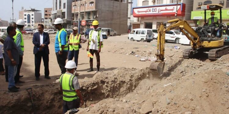 وكيل العاصمة عدن يتفقد سير العمل في مشروع إعادة تأهيل شارع الخمسين وكيل العاصمة عدن يتفقد سير العمل في مشروع إعادة تأهيل شارع الخمسين