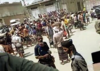 مظاهرات شعبية تُغلق المحلات والمصارف في طور الباحة بلحج: صرخة جوع ومطلب حياة