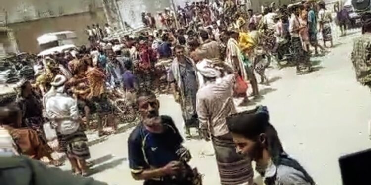 مظاهرات شعبية تُغلق المحلات والمصارف في طور الباحة بلحج: صرخة جوع ومطلب حياة مظاهرات شعبية تُغلق المحلات والمصارف في طور الباحة بلحج: صرخة جوع ومطلب حياة