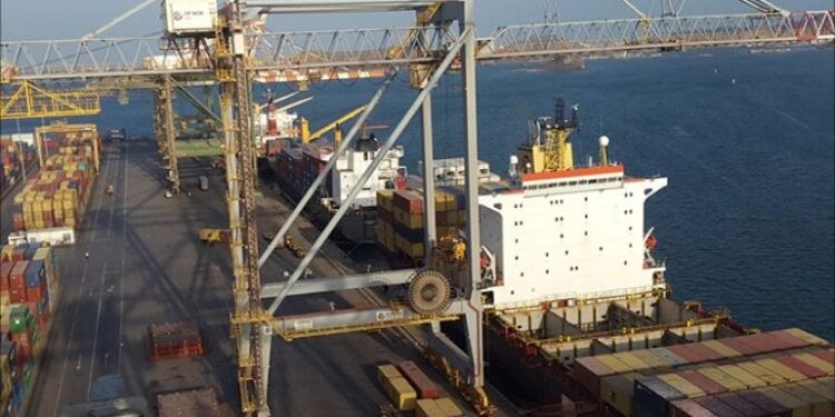 ضبط حاوية شحن تحمل معدات وتجهيزات عسكرية دون وجود تصاريح رسمية توضح هويةالجهة المستوردة أو الغرض من الشحنة في ميناء عدن ضبط حاوية شحن تحمل معدات وتجهيزات عسكرية دون وجود تصاريح رسمية توضح هويةالجهة المستوردة أو الغرض من الشحنة في ميناء عدن